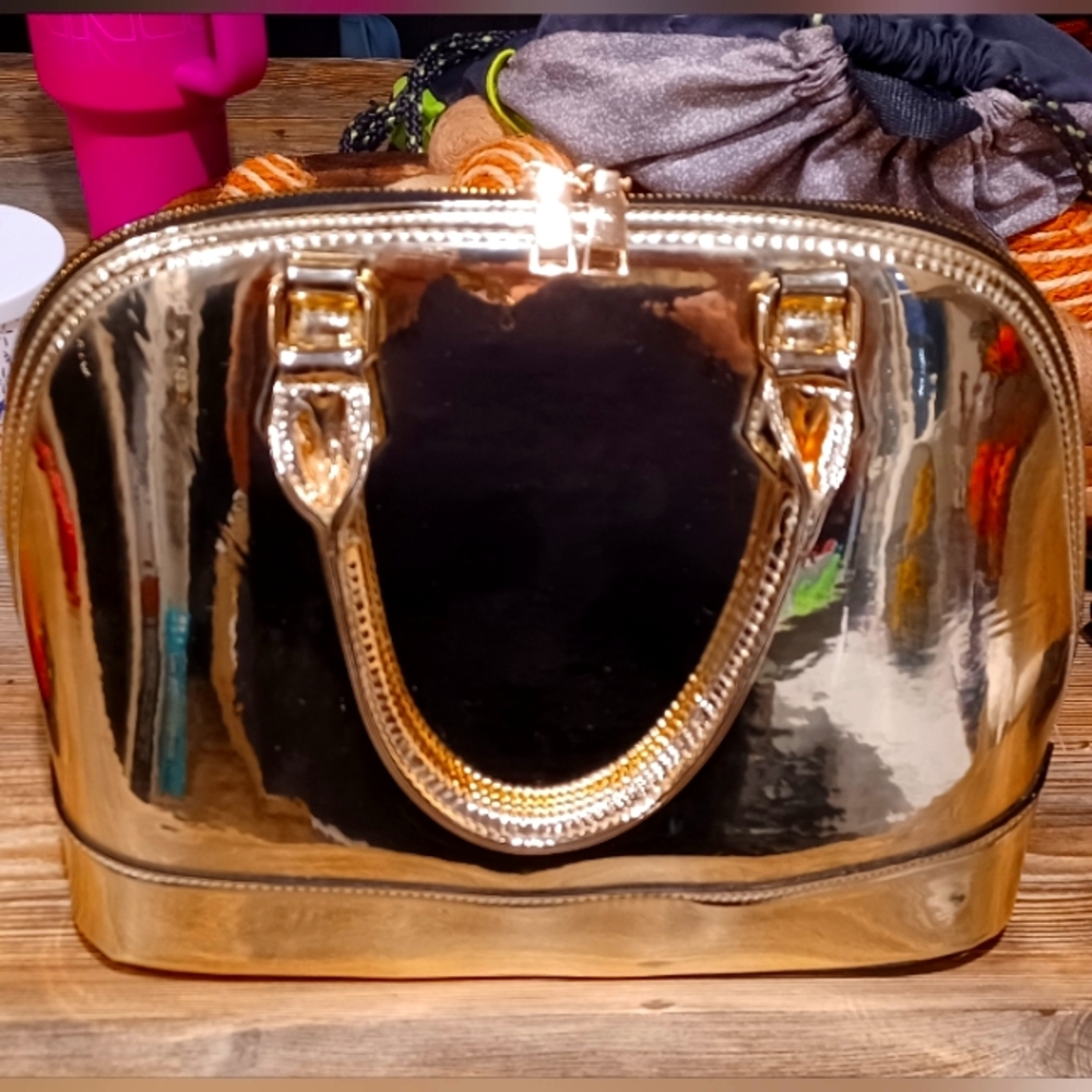 ✨️Gorgeous Shiny Gold Dome Crossbody✨️